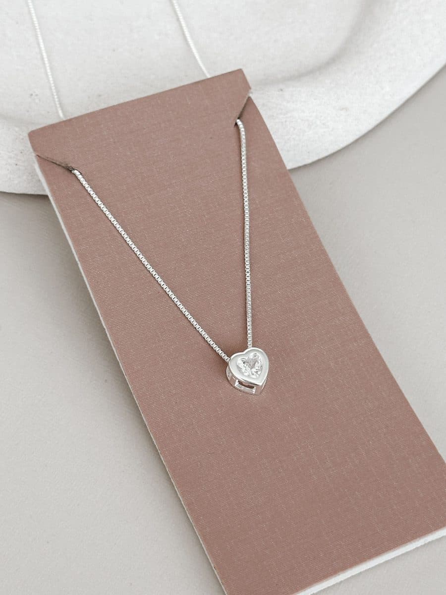 Colar coração cravado cristal médio