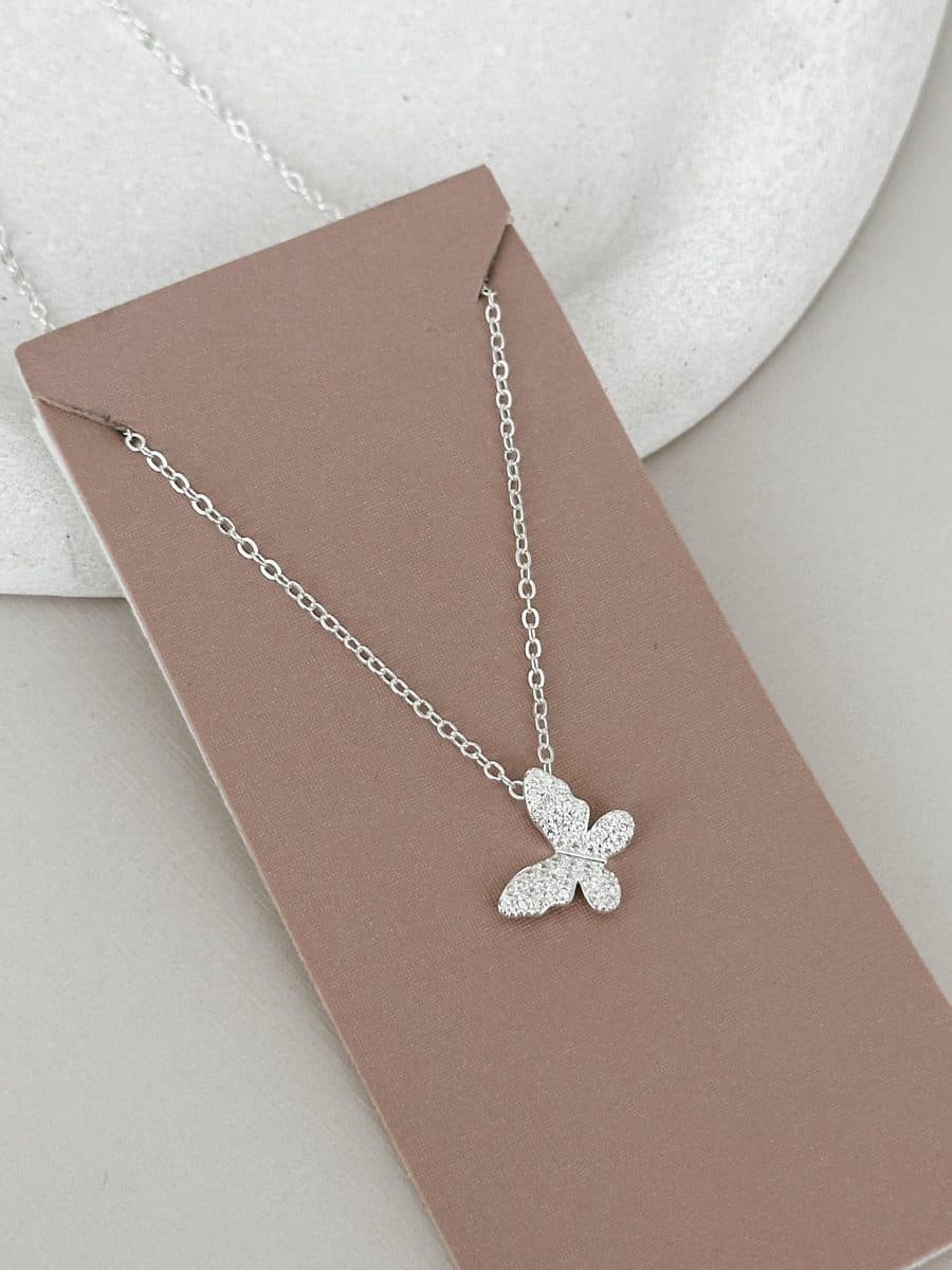 Colar cadeadinhos com borboleta cravejada deitada