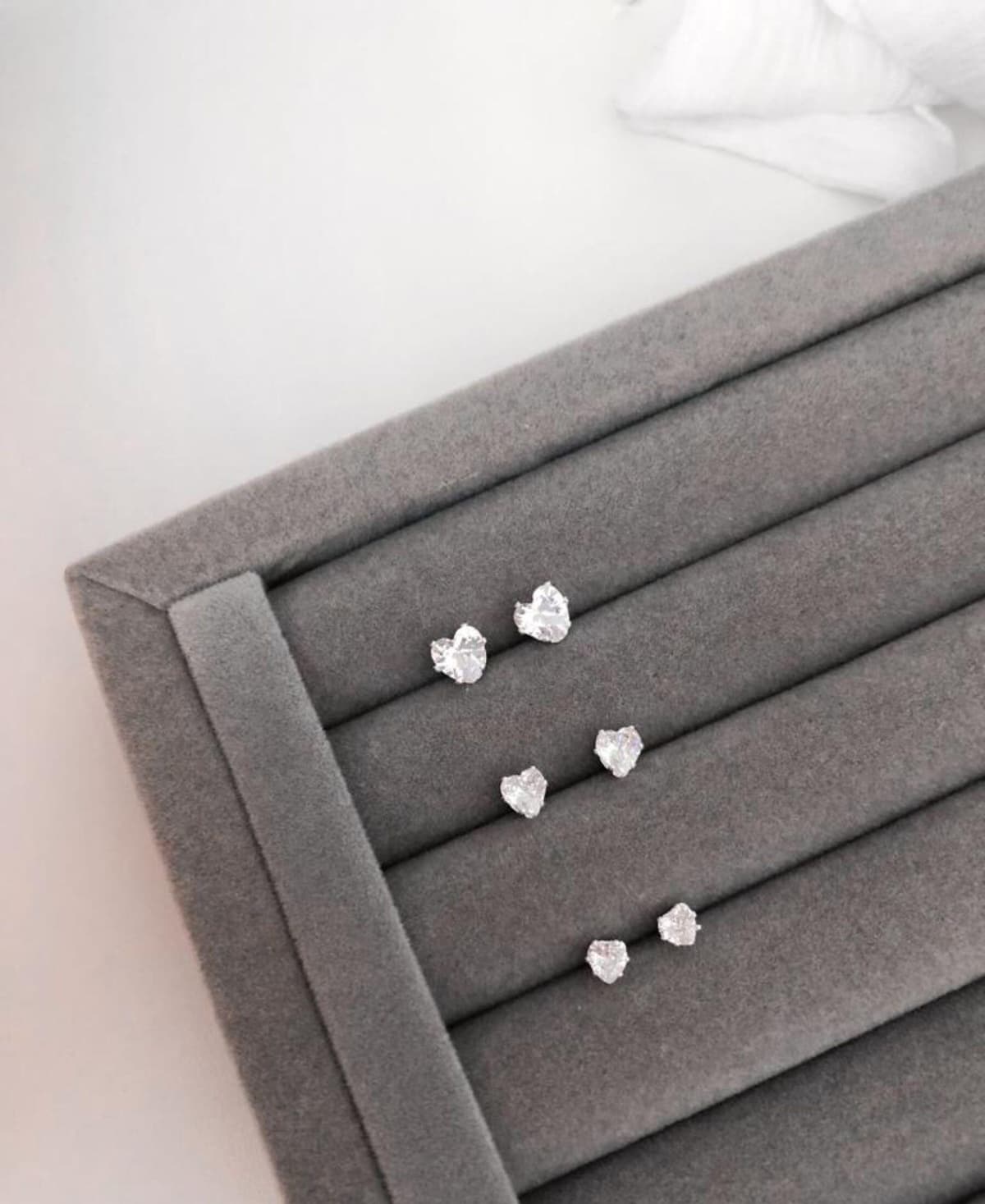 Trio de brincos corações zirconia