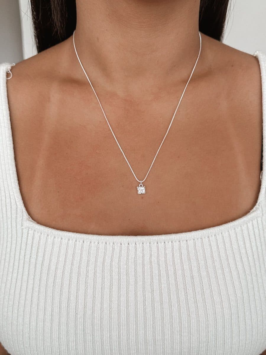 Colar pedrinha quadrada cristal