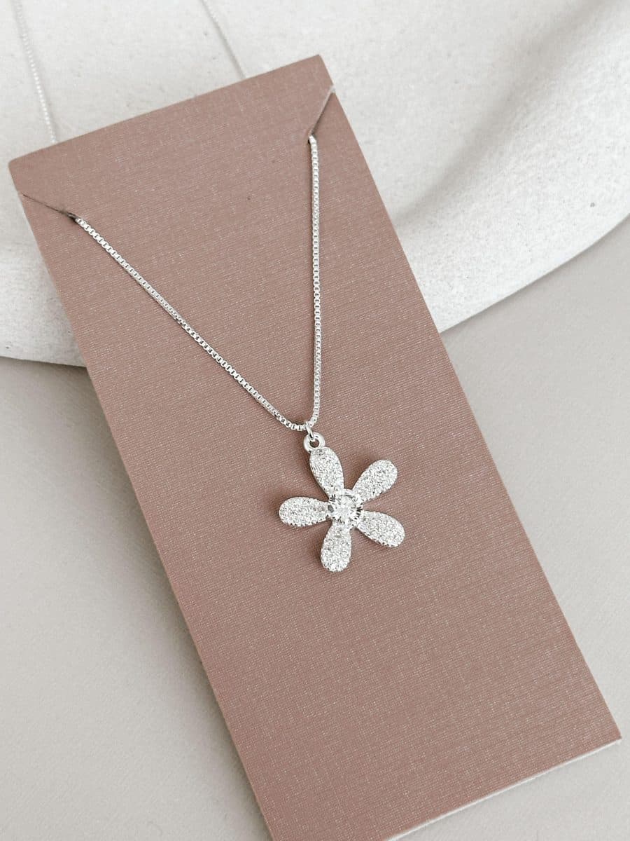 Colar flor cinco pétalas cravejadas