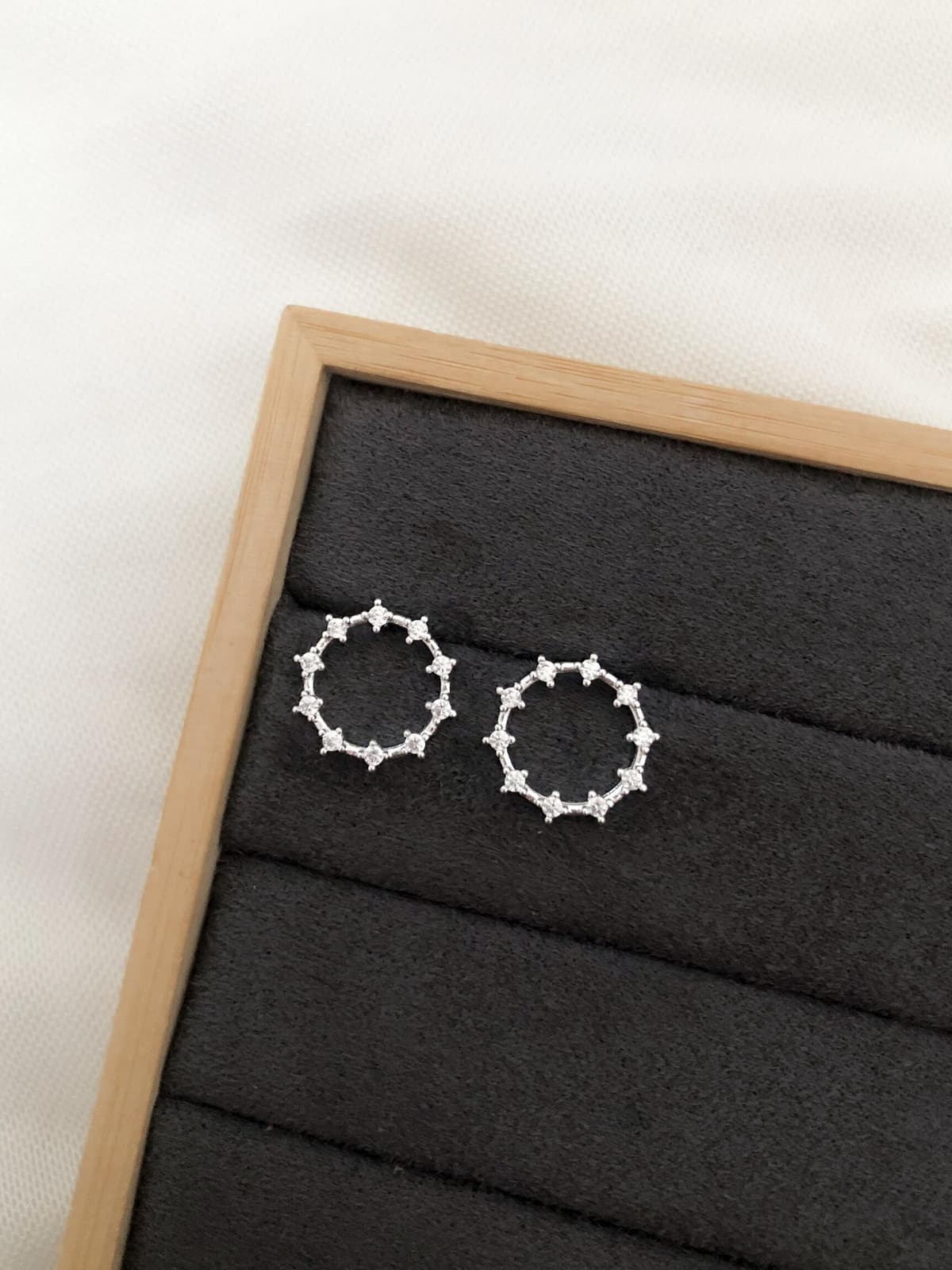 Brinco circular pedrinhas