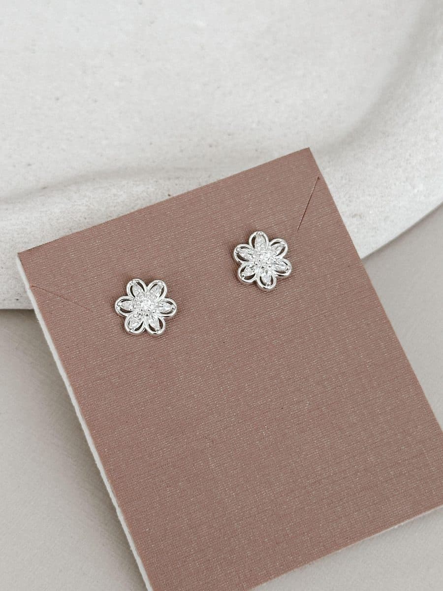 Brinco florzinha desenhado com pedra no meio