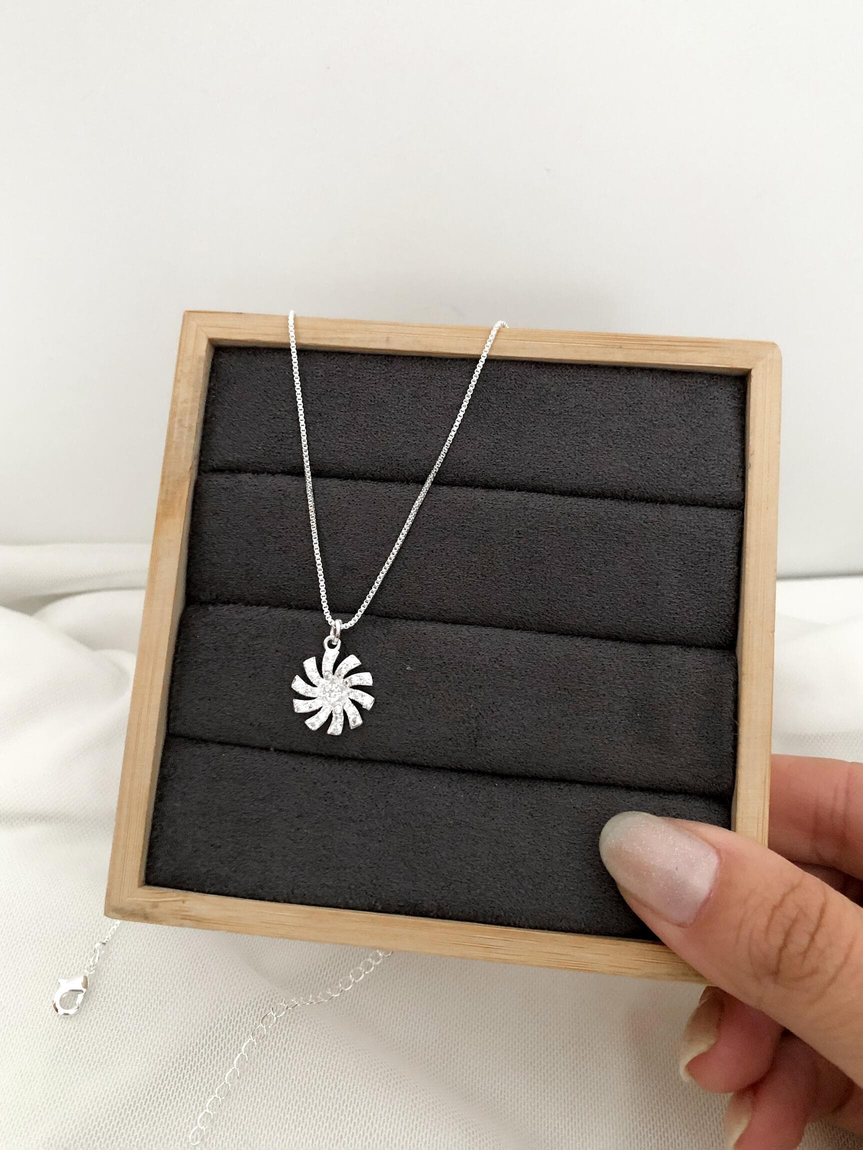 Colar flor dez petalas