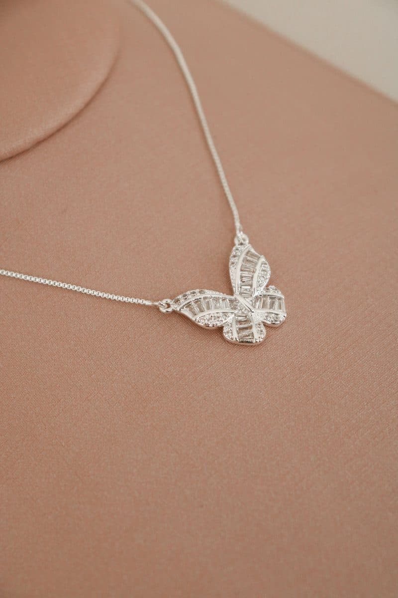 Colar borboleta cristais luxo