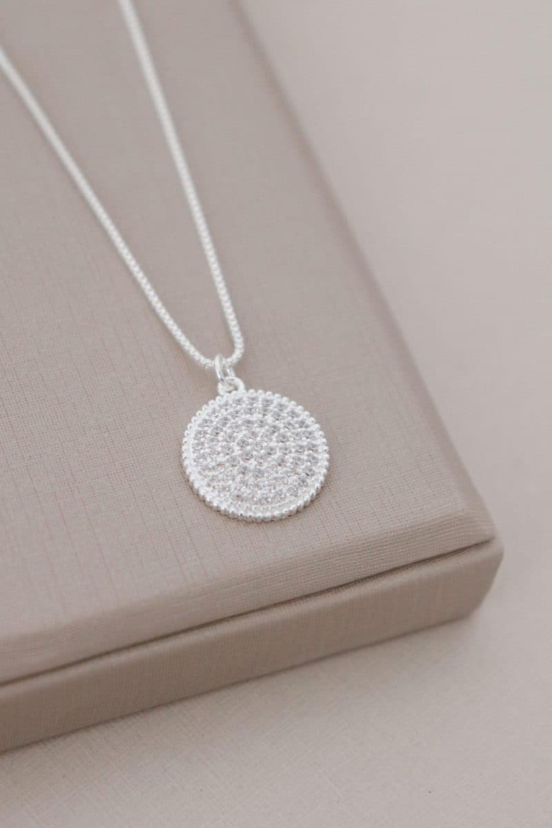 Colar circulo cravejado em zirconias