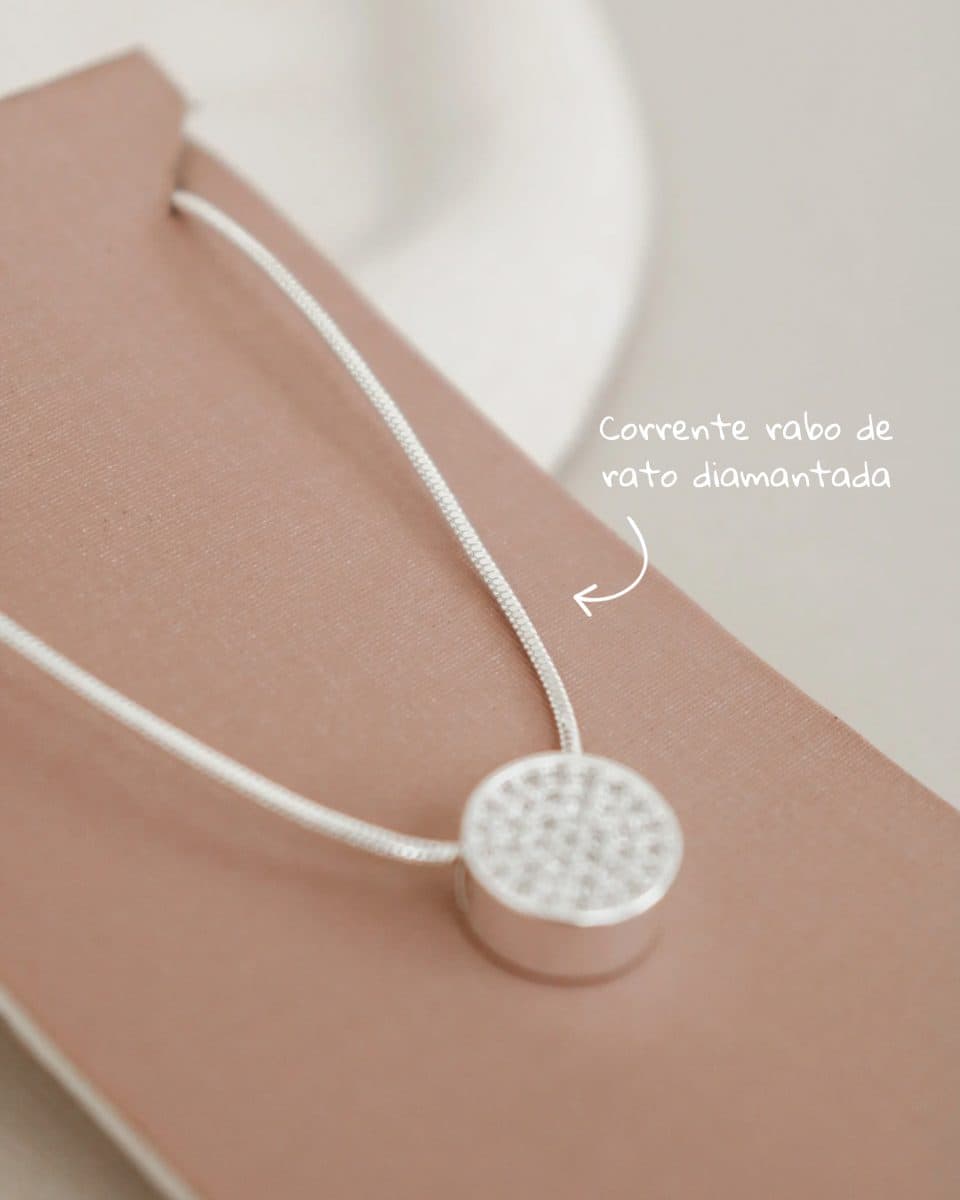 Colar corrente diamantada com pingente redondo cravejado