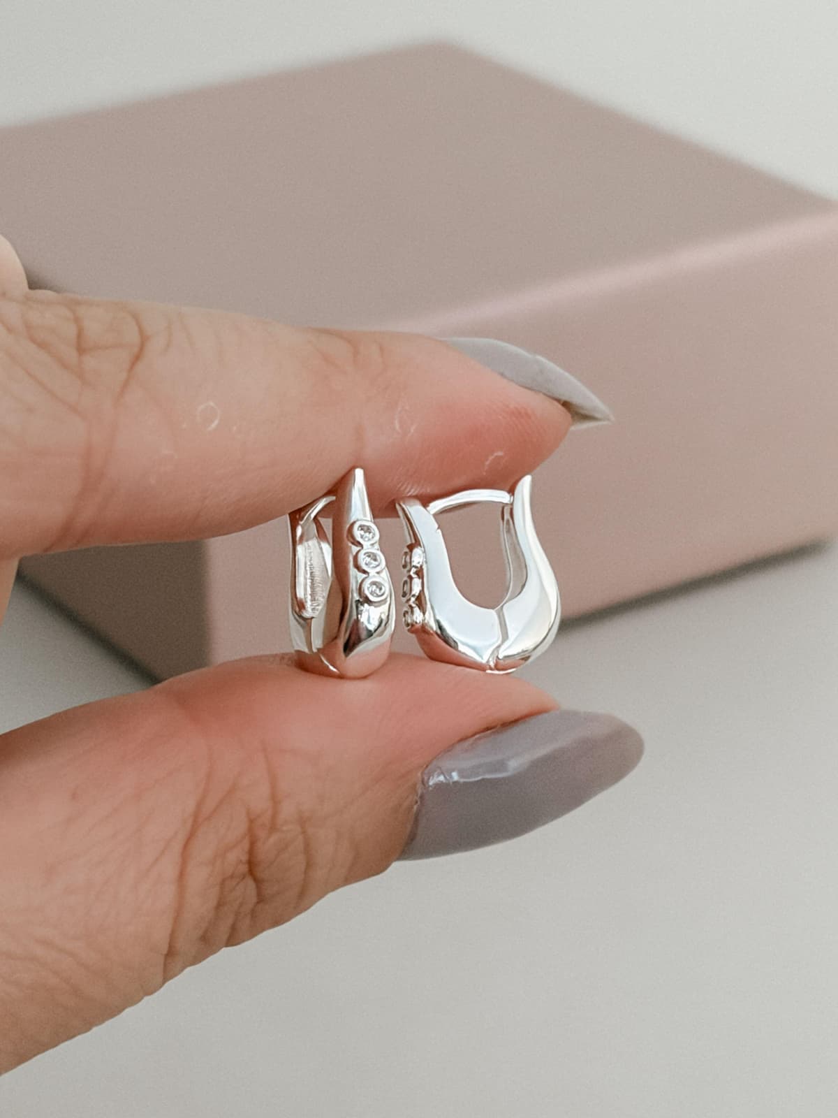 Argola gota bold com três pedras TAM P