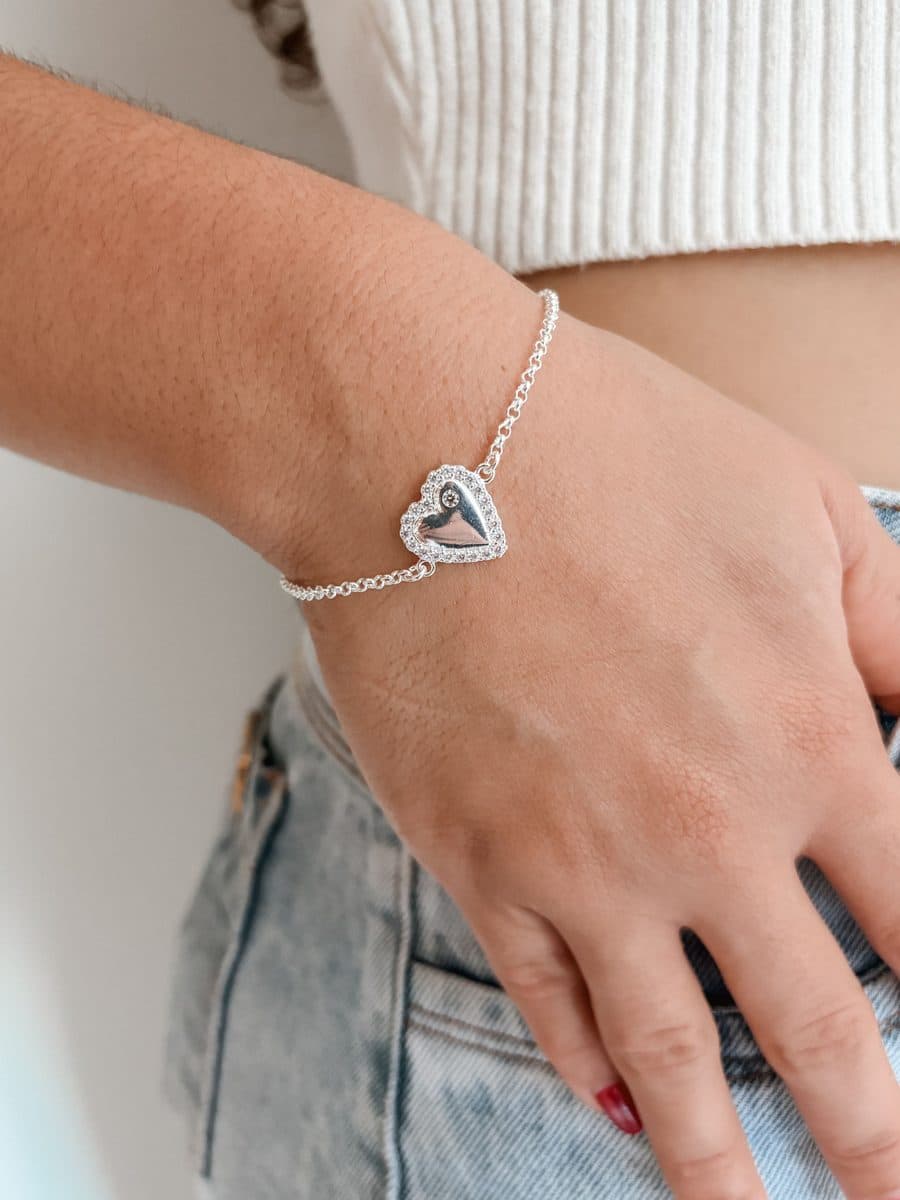 Pulseira coração desenhado cravejado em volta