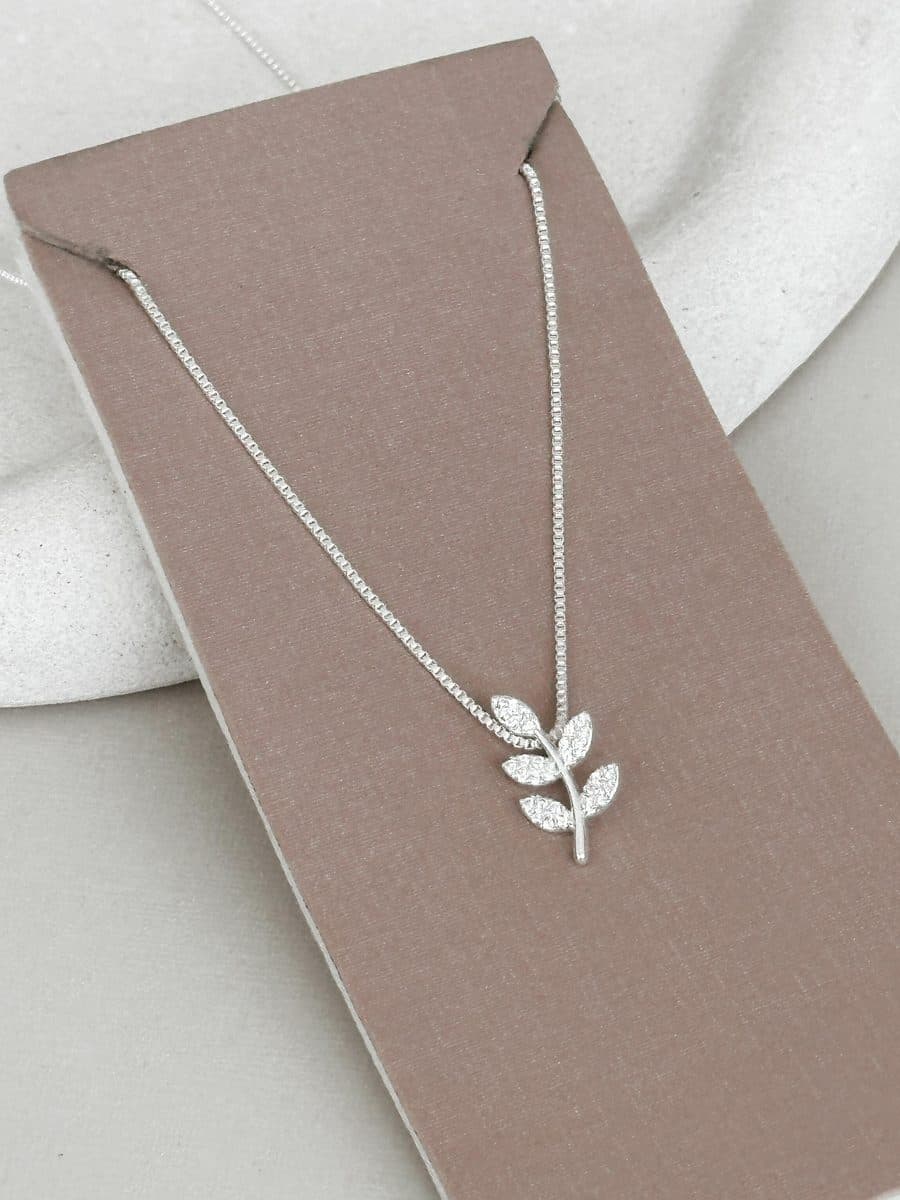 Colar ramo cravejado em pé