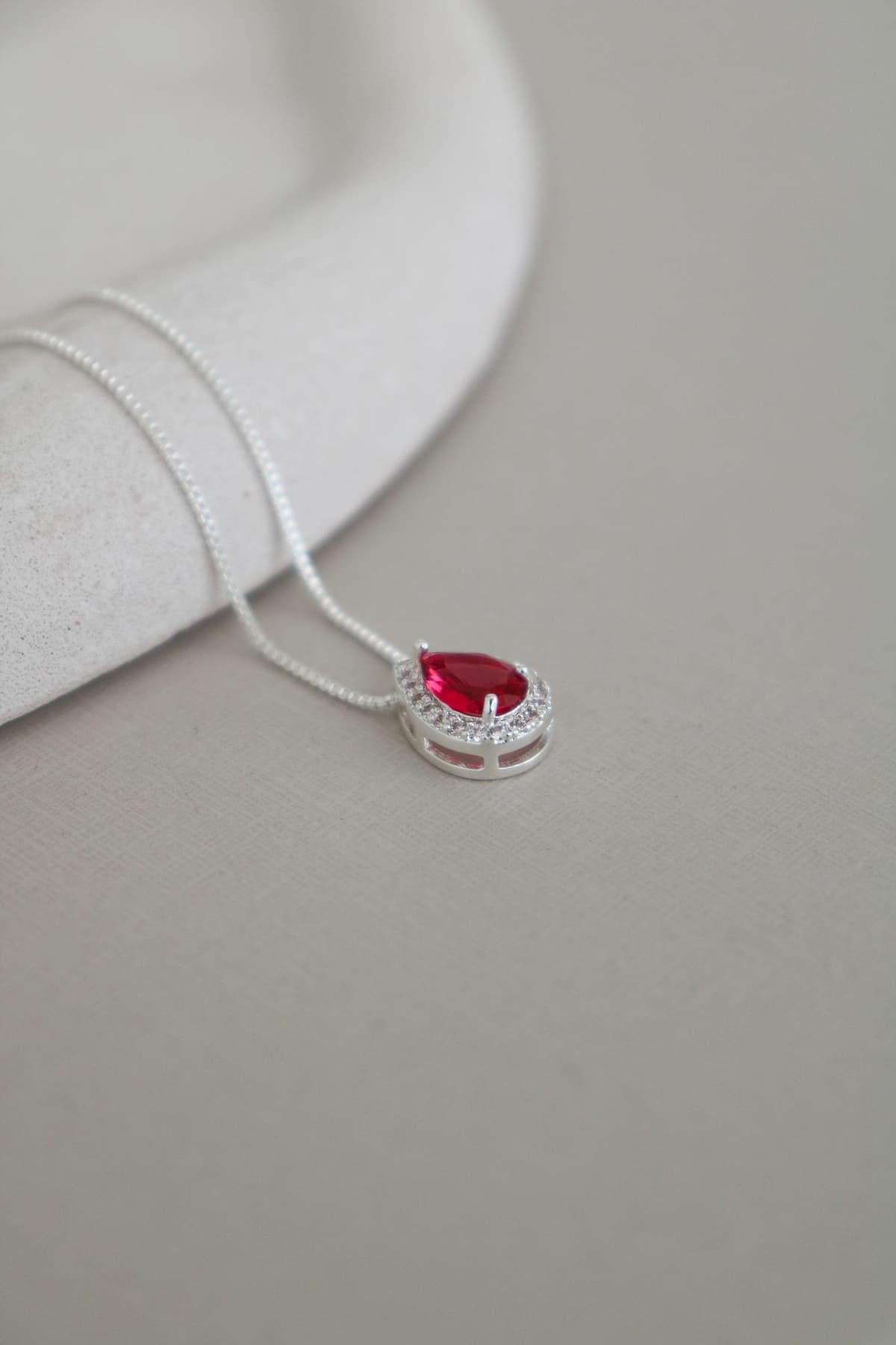 Colar gota cravejado rosa fucsia