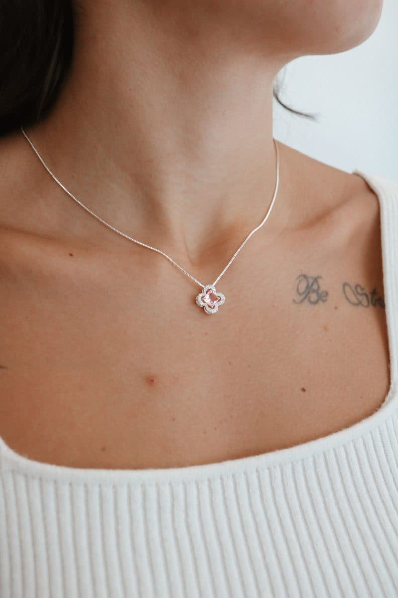 Colar trevo cravejado com pedra rosa no meio