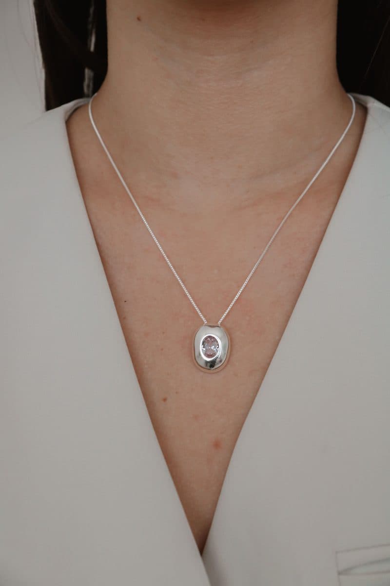 Colar oval pedra no meio