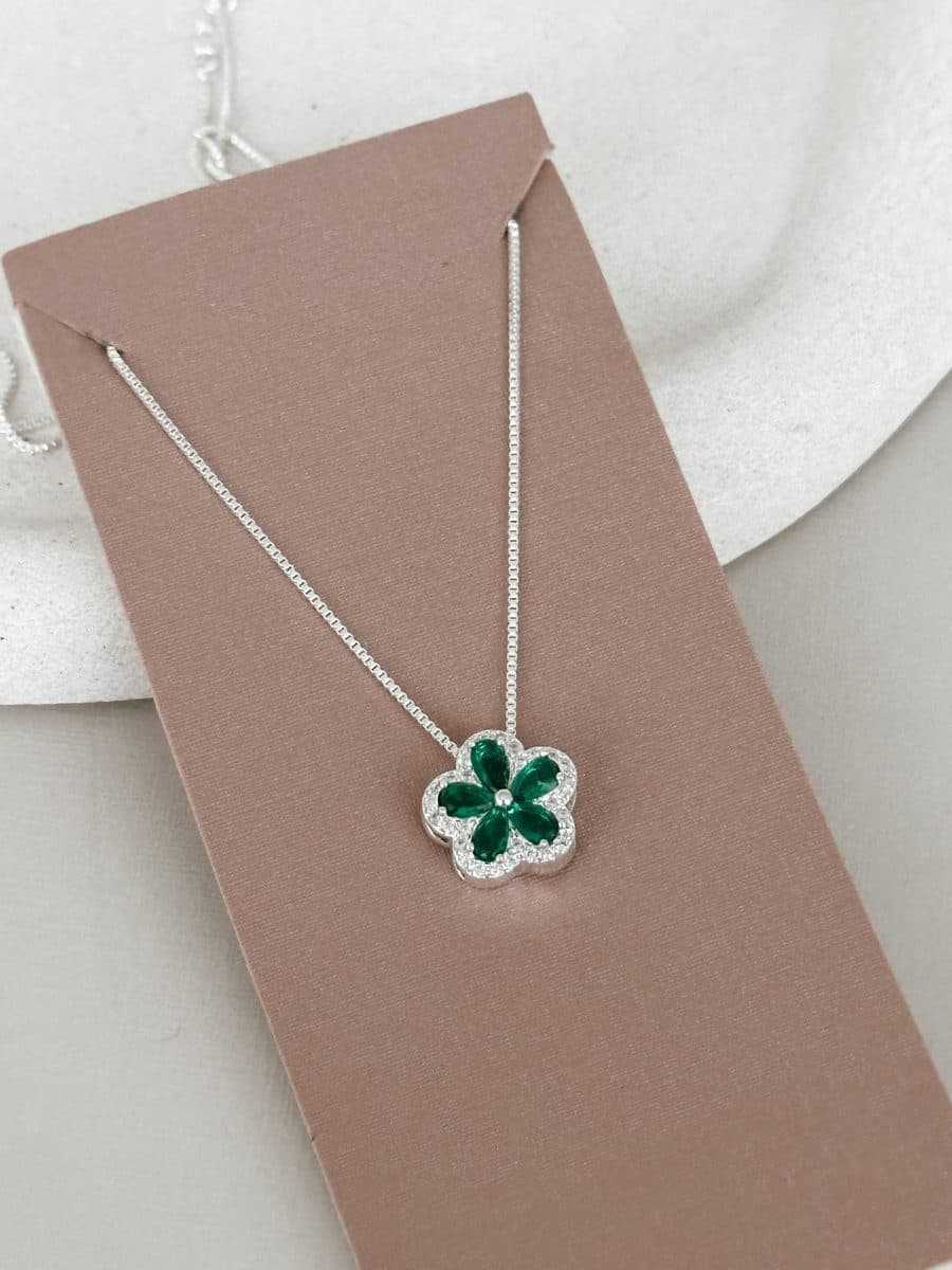 Colar flor cravejado em volta verde esmeralda