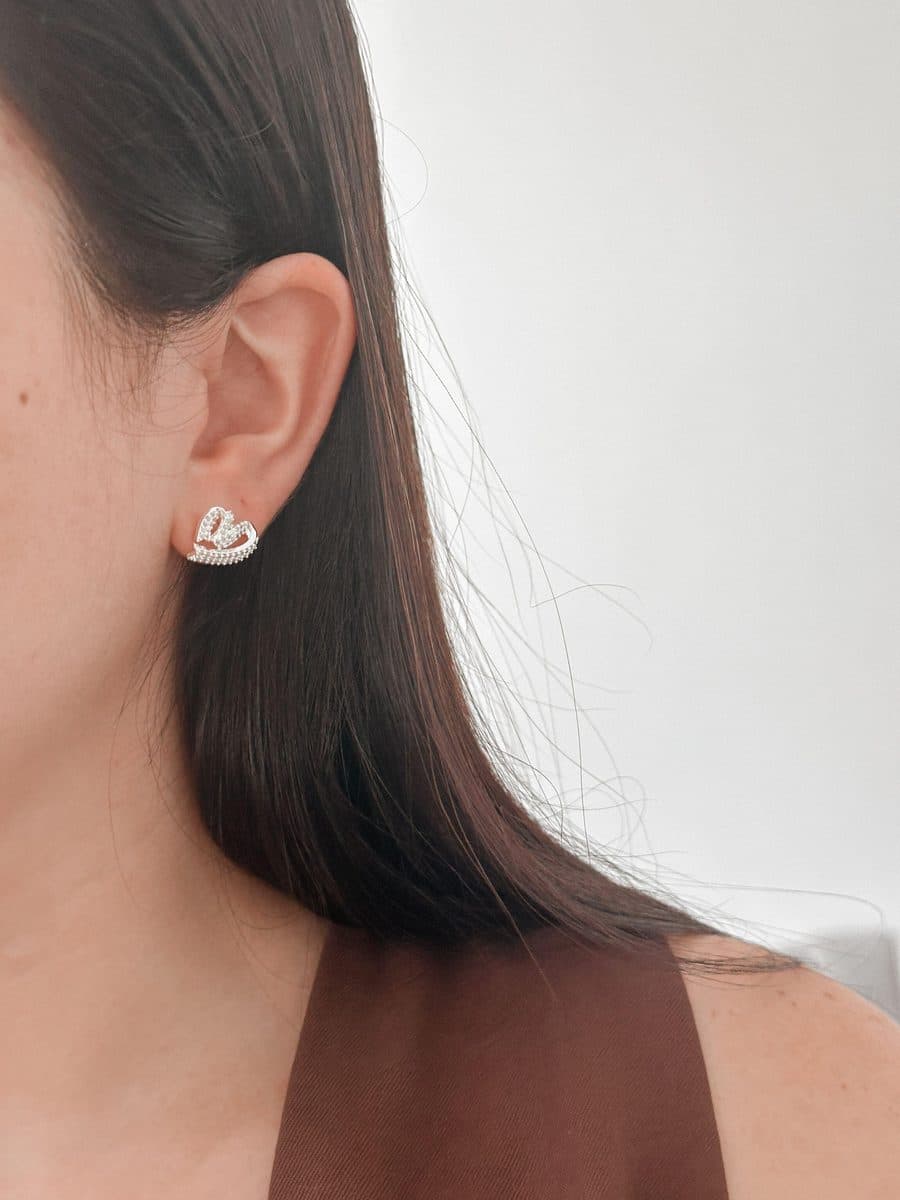 Brinco coração desenhado cravejado BR759